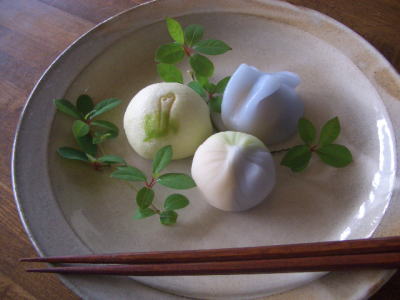 �������M